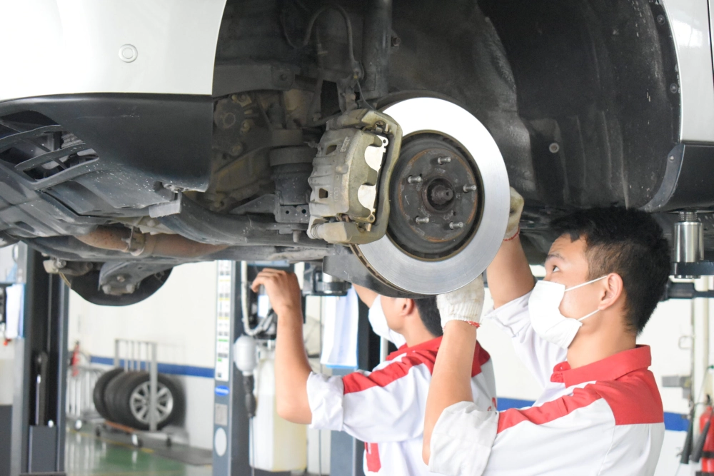 Kiểm tra phanh nhẹ để phát hiện xe bị kéo lệch