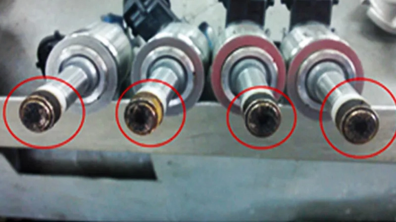 Kim phun bị bẩn khiến xe bị giật mạnh khi tăng tốc