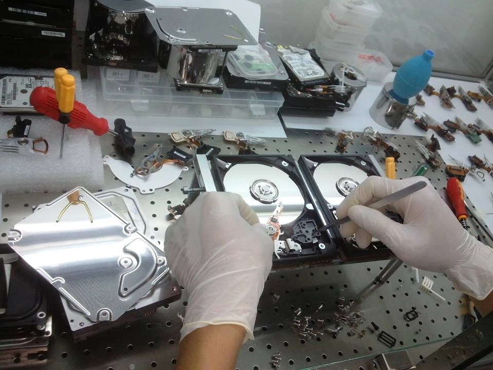 Kỹ thuật viên phục hồi dữ liệu từ ổ cứng sửa ổ cứng kêu cạch cạch