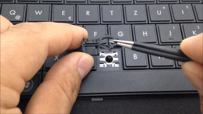  Kỹ thuật viên sửa bàn phím laptop bị liệt sâu bên trong