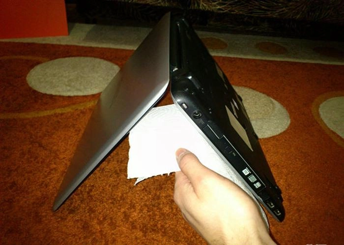 Làm gì sau khi laptop bị vô nước?