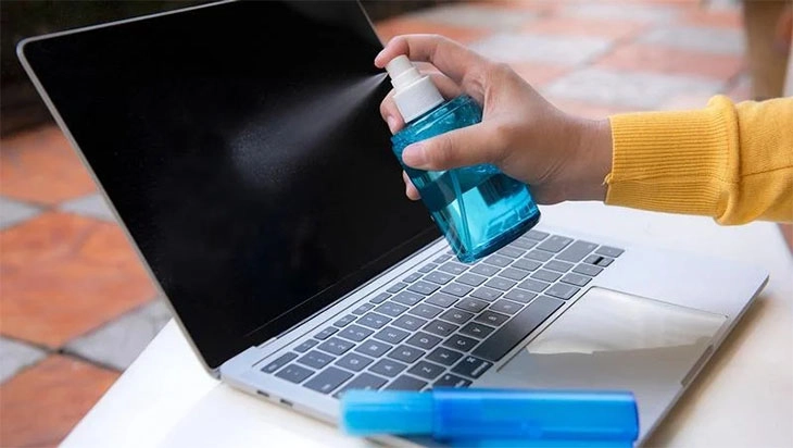 Làm sạch bụi bẩn trong máy tính là cách khắc phục máy tính quá nóng đơn giản