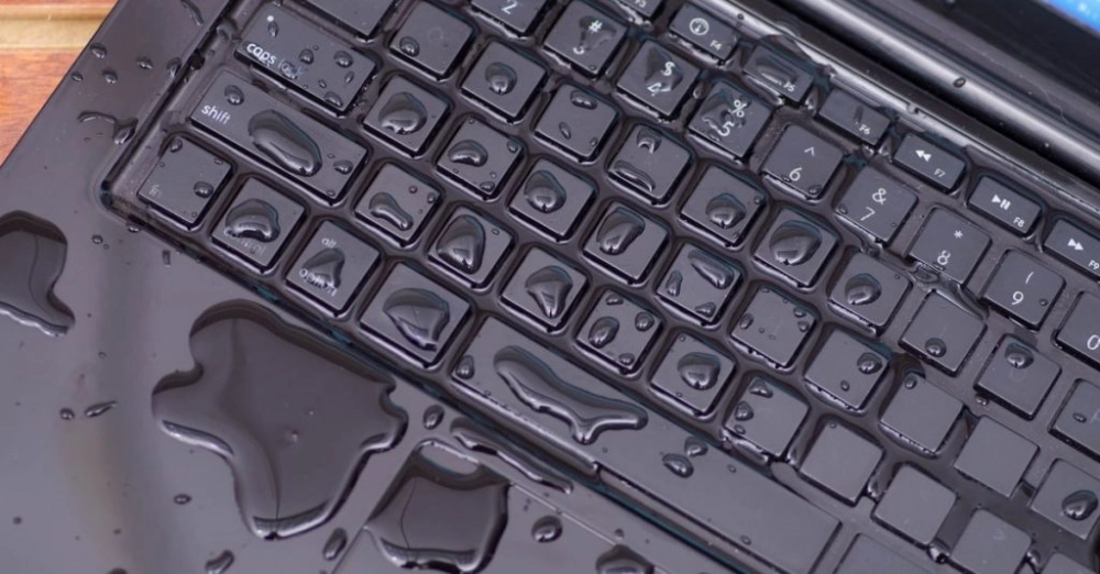 Laptop bị đổ nước vào và cần xử lý khẩn cấp