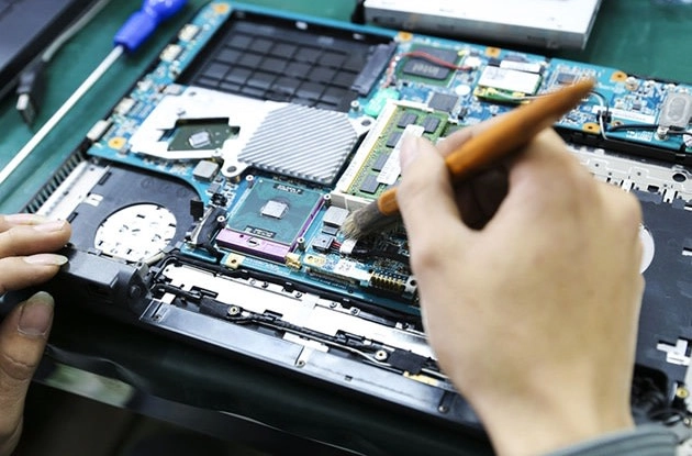 Loại bỏ bụi bẩn khỏi quạt và tản nhiệt để tránh cháy nổ laptop do quá nhiệt