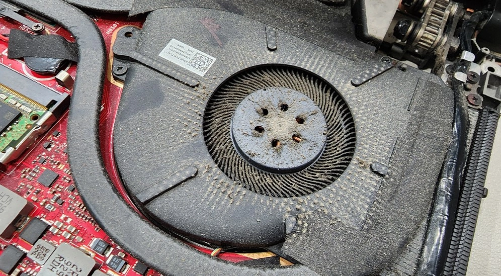 Lớp bụi dày đặc bám trên laptop, nguyên nhân chính khiến máy tính quá nóng