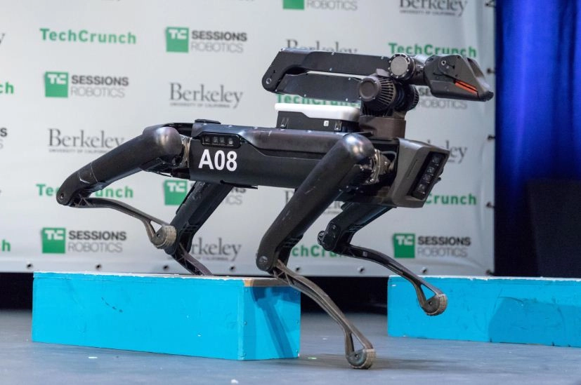 Minh họa khái niệm RL là gì với hình ảnh một robot học cách vượt chướng ngại vật 