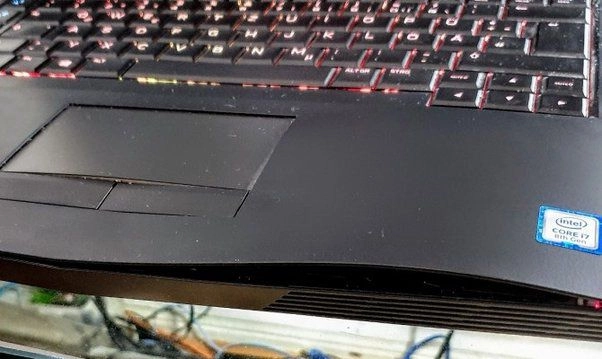 Một chiếc laptop có pin bị phồng cảnh báo cháy nổ laptop nguy hiểm