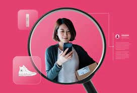 Người dùng xem sản phẩm trên điện thoại trải nghiệm mua sắm cho từng khách hàng