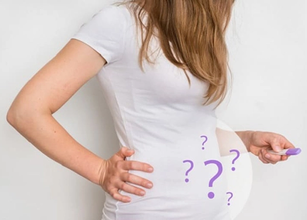 Người phụ nữ với các dấu hỏi xung quanh các dấu hiệubiết có thai tuần đầu.