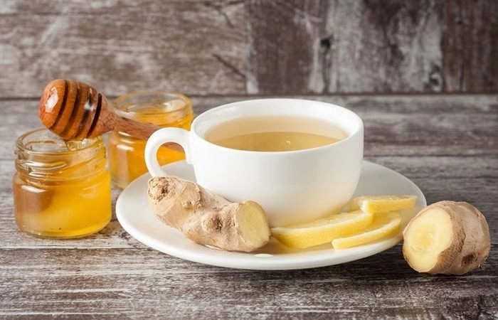 Nước gừng ấm hỗ trợ chữa ngạt mũi sổ mũi