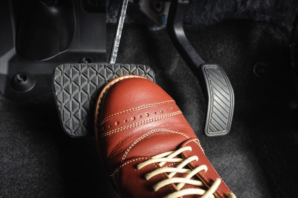 Pedal côn nặng là dấu hiệu nhận biết côn ô tô bị hỏng