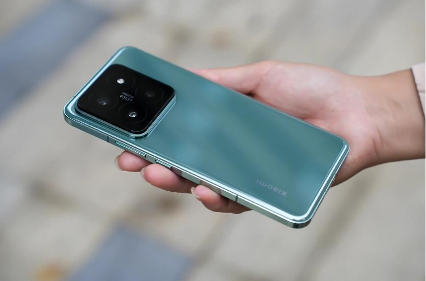 Cận cảnh khung viền vuông vức và mặt lưng kính nhám sang trọng của Xiaomi 14 Pro.