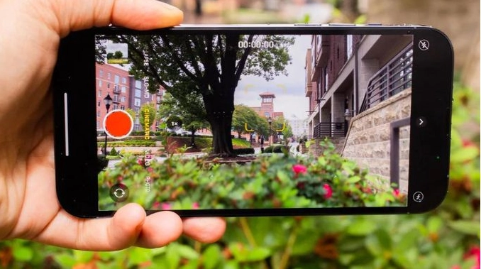 iPhone 11 vẫn là chiếc điện thoại quay video đẹp hàng đầu.