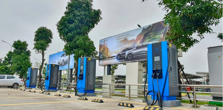 Trạm sạc công cộng hỗ trợ sạc nhanh khi di chuyển.