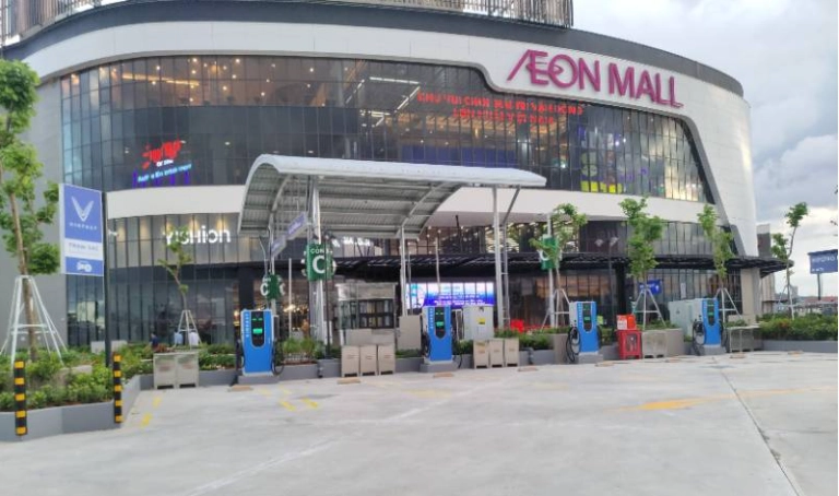 Tiện ích trạm sạc nhanh xe điện với khu vực chờ thoải mái.