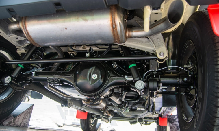 Khung gầm Suzuki Jimny bền bỉ trên địa hình khó.