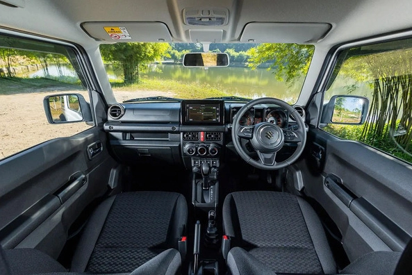 Nội thất Suzuki Jimny thiết kế thực dụng, tối ưu cho off-road.