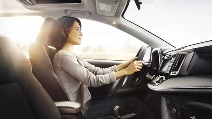 Một tư thế lái xe đúng được hỗ trợ bởi ghế thông minh là nền tảng của sự an toàn.