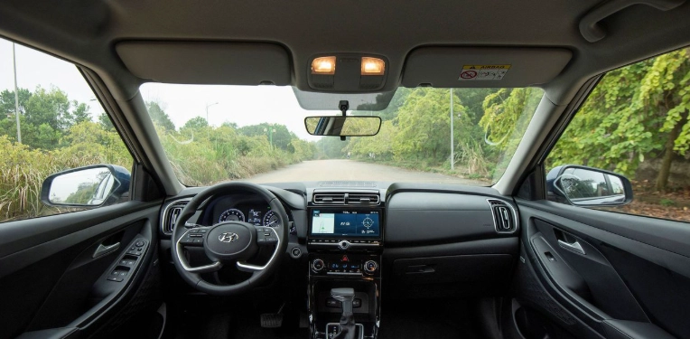 Xe 5 chỗ gầm cao giá 800 triệu Hyundai Creta nội thất rộng, màn hình 10.25 inch.