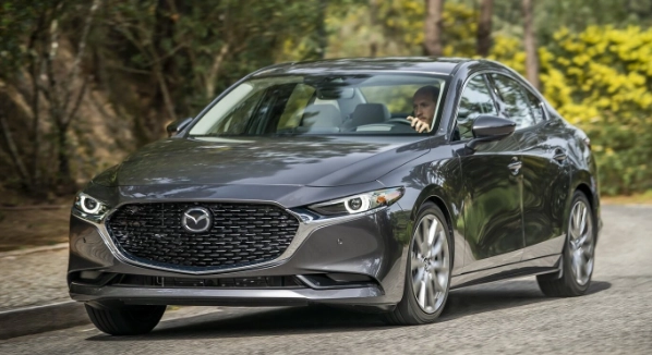 Sedan hạng C đáng mua 2025 với Mazda 3 sang trọng.