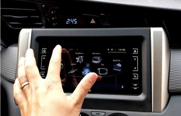Khắc phục lỗi phần mềm xe VinFast bằng cách reset màn hình HMI.