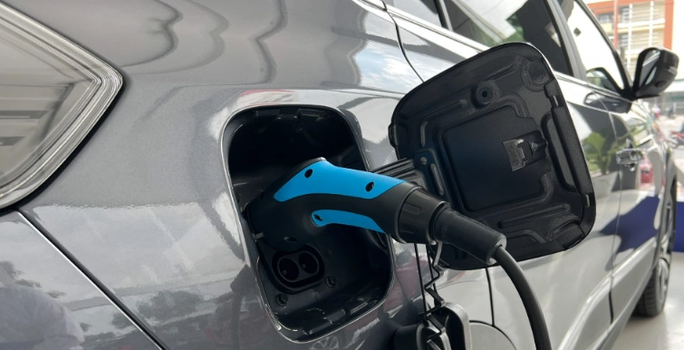 Xe điện VinFast lỗi hệ thống sạc pin cần kiểm tra giắc cắm.