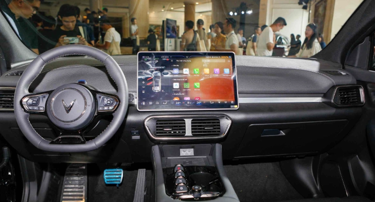Công nghệ giải trí xe hơi 2025 với màn hình 15.6 inch VF 8.