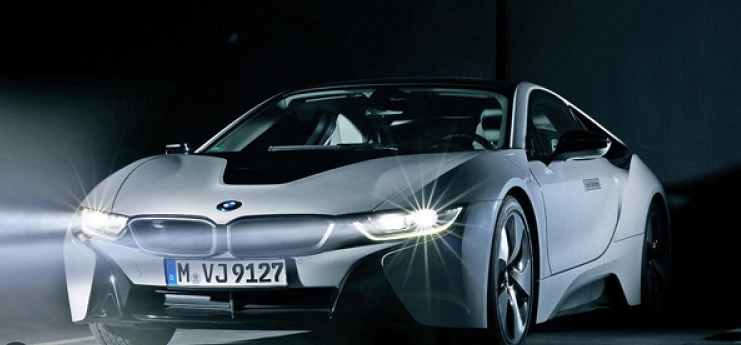 Đèn pha laser trên xe sang BMW i8 với thiết kế hiện đại.