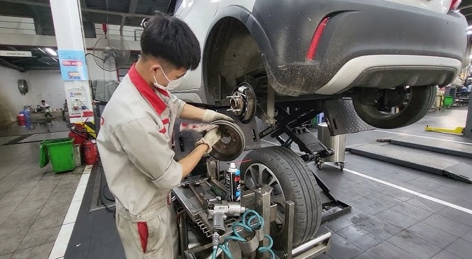 Kiểm tra hệ thống phanh đảm bảo an toàn vận hành.
