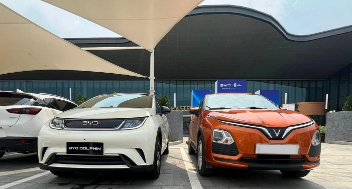 Xe điện Trung Quốc và xe điện Việt Nam khi đặt cạnh nhau - sự cạnh tranh khốc liệt.