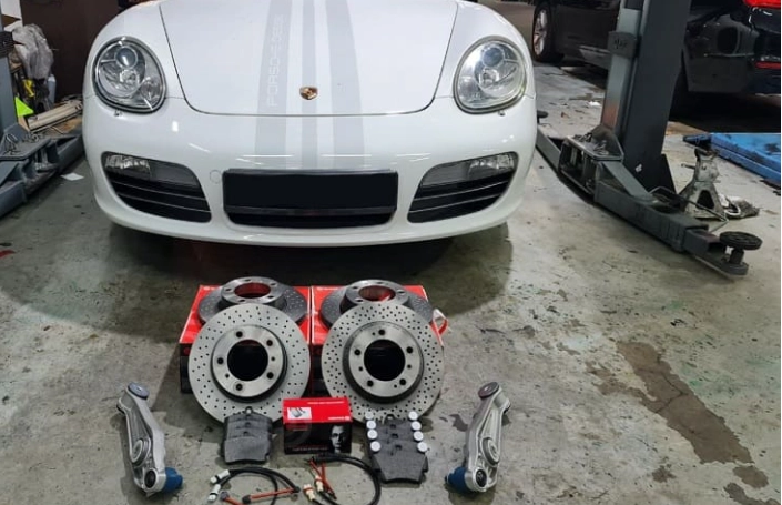 Vệ sinh cảm biến và camera ADAS đúng cách để đảm bảo an toàn.
