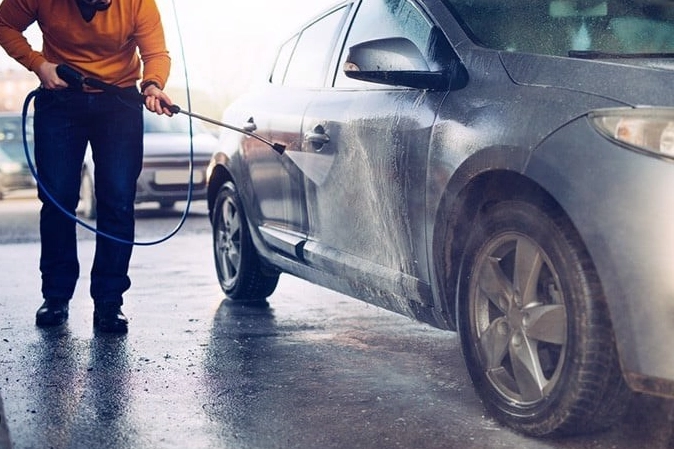 Một lưu ý khi rửa xe thông minh là tránh tia nước áp suất cao.