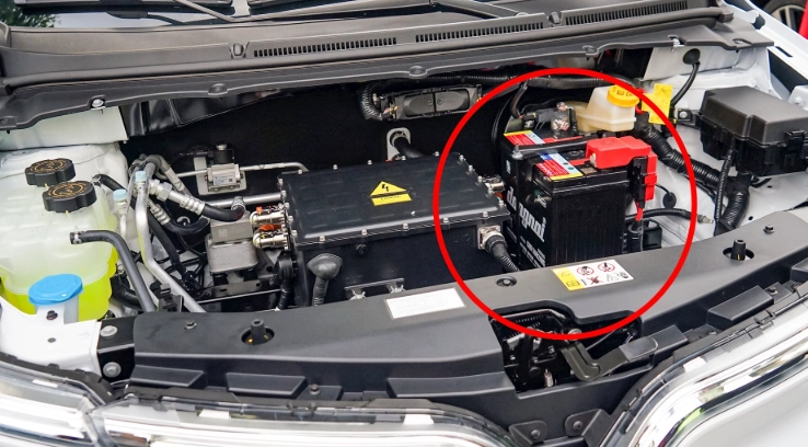 Ắc quy 12V khỏe mạnh là nền tảng cho các hệ thống công nghệ trên xe hơi.