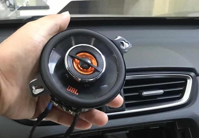 Hệ thống giải trí xe độ với loa JBL trên Hyundai Tucson.