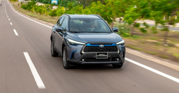 Tính năng ADAS xe hơi với phanh khẩn cấp trên Corolla Cross.