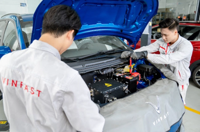 Một bộ pin xe điện hiện đại đang được kiểm tra kỹ thuật.