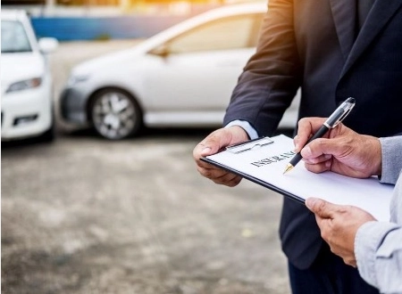 Chủ xe đang cân nhắc lựa chọn gói bảo hiểm phù hợp với tài chính cá nhân.