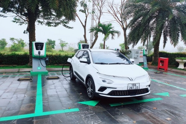  Khả năng sạc nhanh của các mẫu xe ô tô điện VinFast tại trạm sạc công cộng.