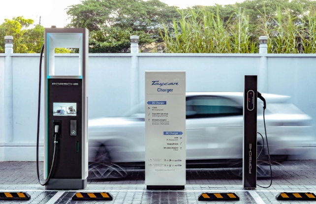 Công suất trạm sạc là một trong các yếu tố ảnh hưởng đến tốc độ sạc rõ rệt nhất.