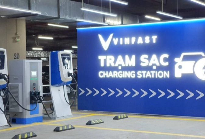  Một trạm sạc nhanh ô tô điện tại Việt Nam của VinFast được bố trí tại vị trí thuận lợi.