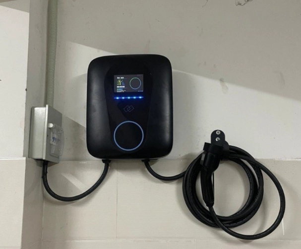 Một bộ sạc ô tô điện tại nhà loại di động cắm vào ổ điện dân dụng 220V.