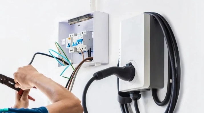 Một trong những lưu ý khi sạc xe điện tại nhà là kiểm tra kỹ hệ thống điện.