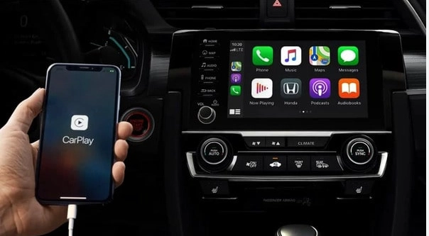 Việc kết nối Apple CarPlay trên Honda Civic mang đến trải nghiệm liền mạch.