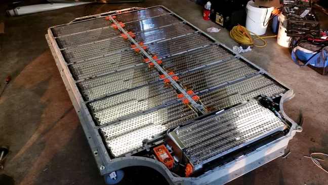 Kết cấu pin liền khung gầm của Tesla giúp xe cứng vững và nhẹ hơn đáng kể.