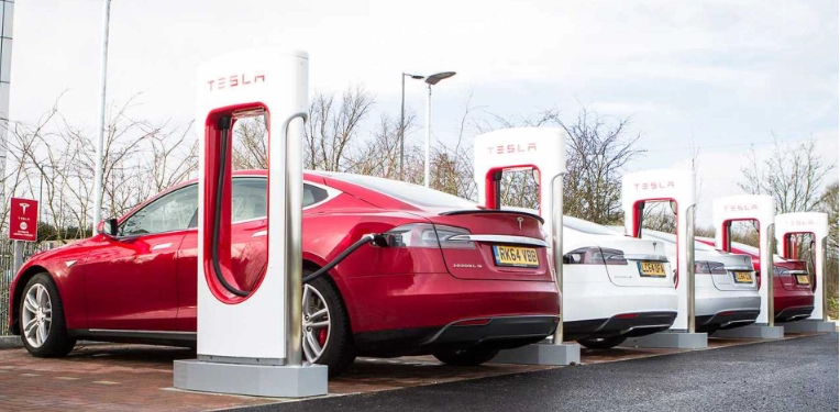  Mạng lưới Supercharger là một phần không thể thiếu của công nghệ pin xe điện Tesla.