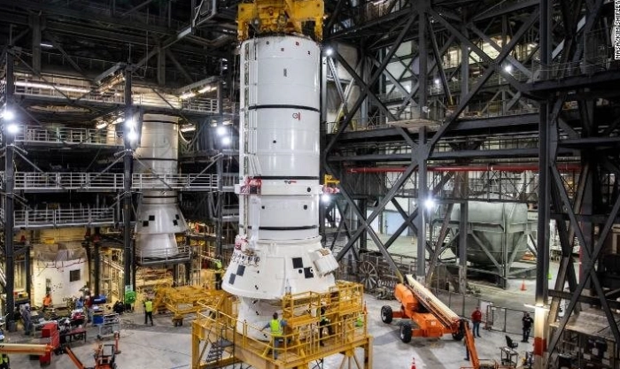 SLS được lắp ráp, sẵn sàng đưa Orion tới Mặt Trăng.