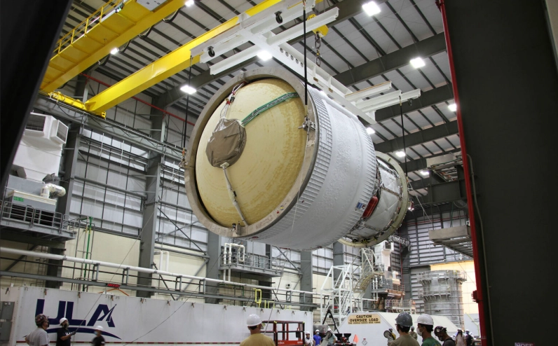 SLS được lắp ráp tại Trung tâm Vũ trụ Kennedy cho Artemis II.