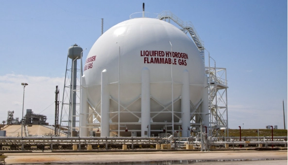 Bể hydro và oxy lỏng tại trung tâm Vũ trụ Kennedy tân trang cho các phương tiện phóng.
