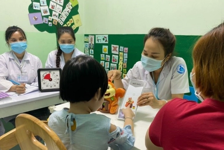 Sự cần thiết của việc thăm khám y tế khi áp dụng mẹo dân gian cho bé chậm nói.