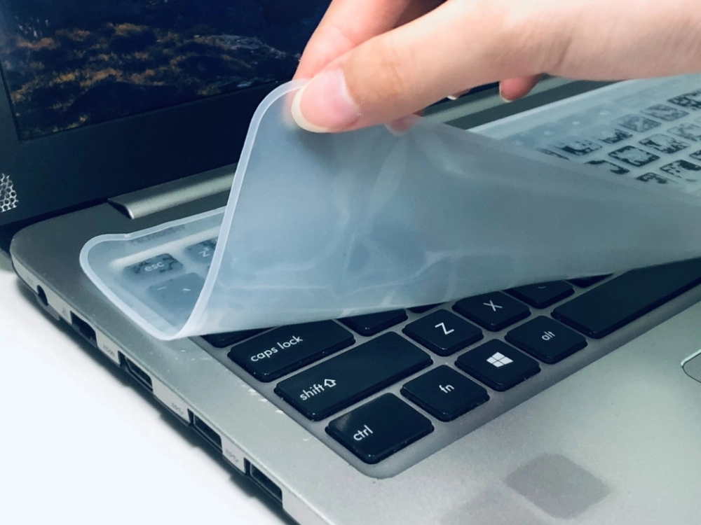Tấm bọc bàn phím siliconn giúp bảo vệ, vệ sinh bàn phím laptop